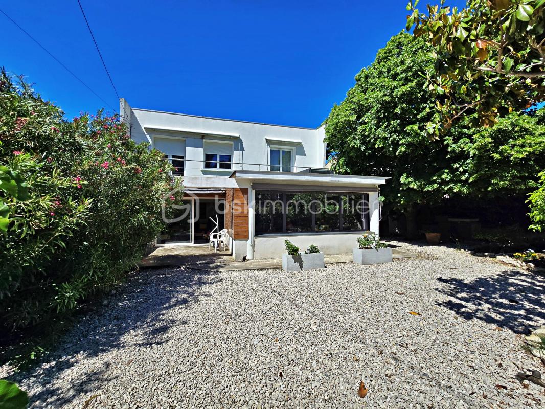Exclusivité. À 100 mètres de la mer dans quartier calme et recherché – Propriété de charme rénovée – 202 m² habitables (Maison principale T5 de 130 m² et Duplex T2 indépendant de 72 m²)