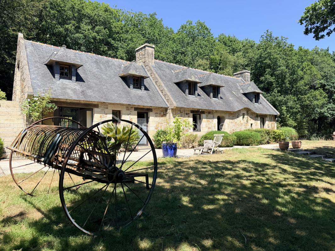 EXCLUSIVITE- NOUVEAUTE-Demeure de charme en pierre au cœur d'un domaine d'exception de 6 hectares!