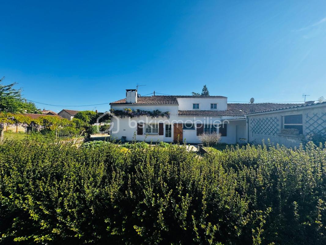 MAISON DE VILLAGE AU CALME 135M2, 5 CHAMBRES 10MIN CIVRAY TERRAIN 1300M2