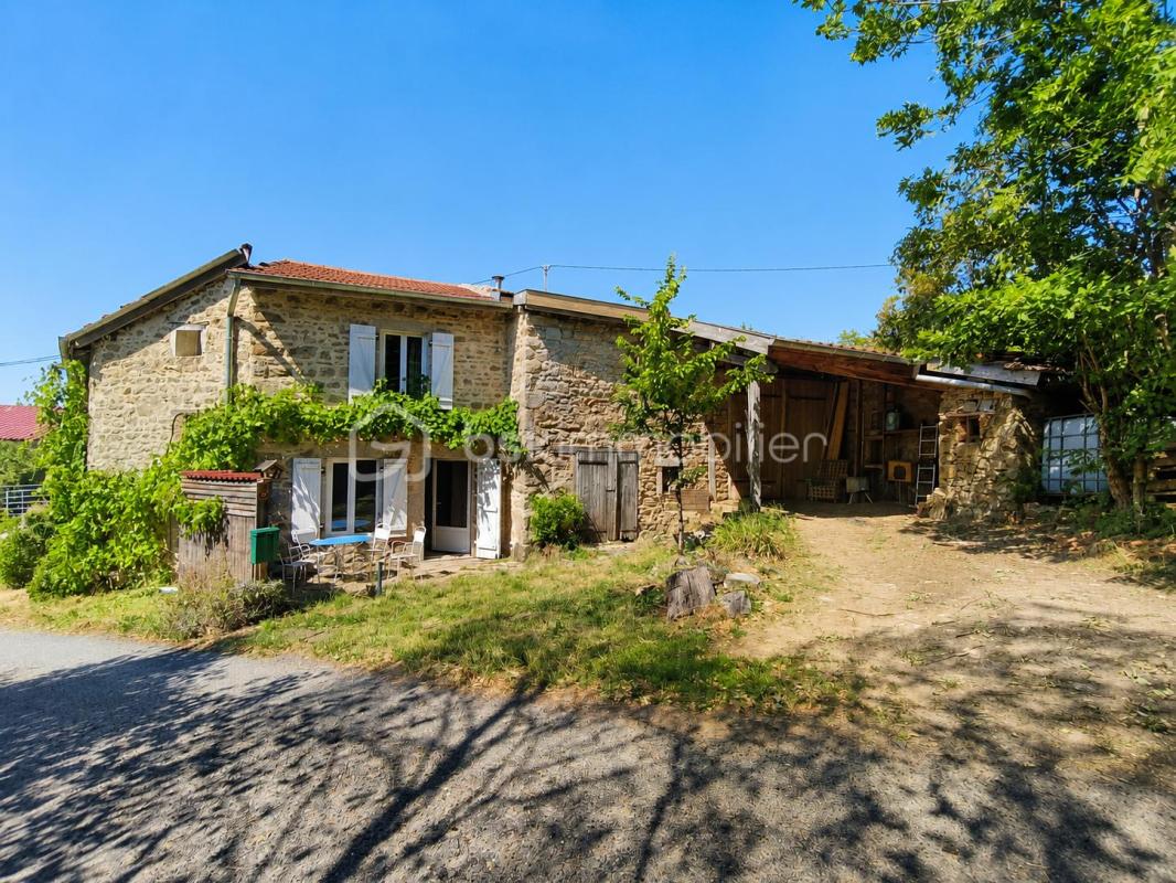 Maison en pierre rénovée avec grange – Un havre de paix au cœur de la campagne
