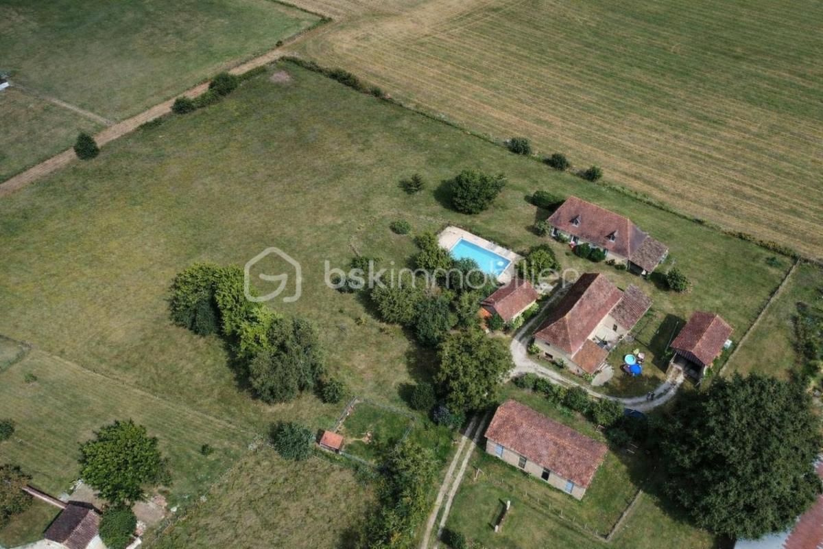 Ensemble de bâtiments en pierre composé d’une maison d’habitation, d’un gîte, d’un pool house, de deux ateliers et de deux séchoirs à tabac. Le tout est implanté sur un terrain de 11 457 m²