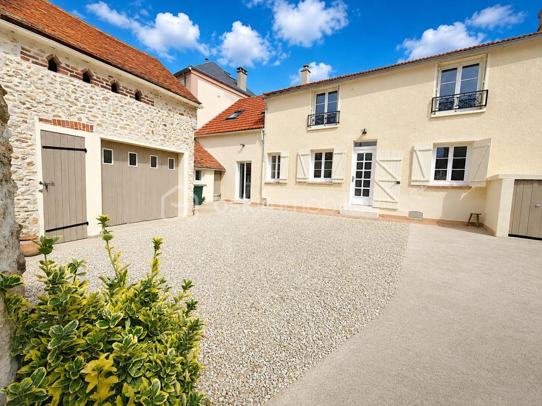 Je vous invite a découvrir cette Magnifique maison en pierre de 5 pièces entièrement rénovée 135 m² habitables sur terrain clos de 799 m²