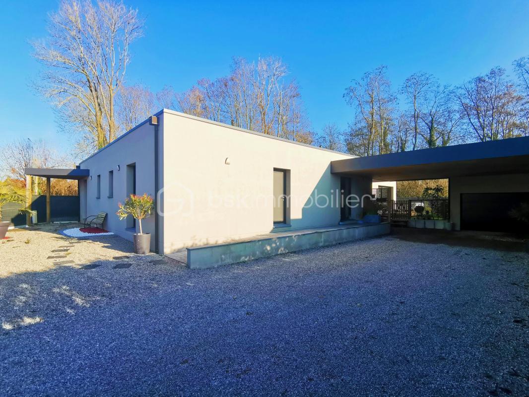 MAGNIFIQUE MAISON INDIVIDUELLE CUBIQUE DE PLAIN-PIED / LUMINEUSE / 4 CHAMBRES / SUITE PARENTALE / PATIO / JARDIN / CARPORT / GARAGE / TOP SECTEUR