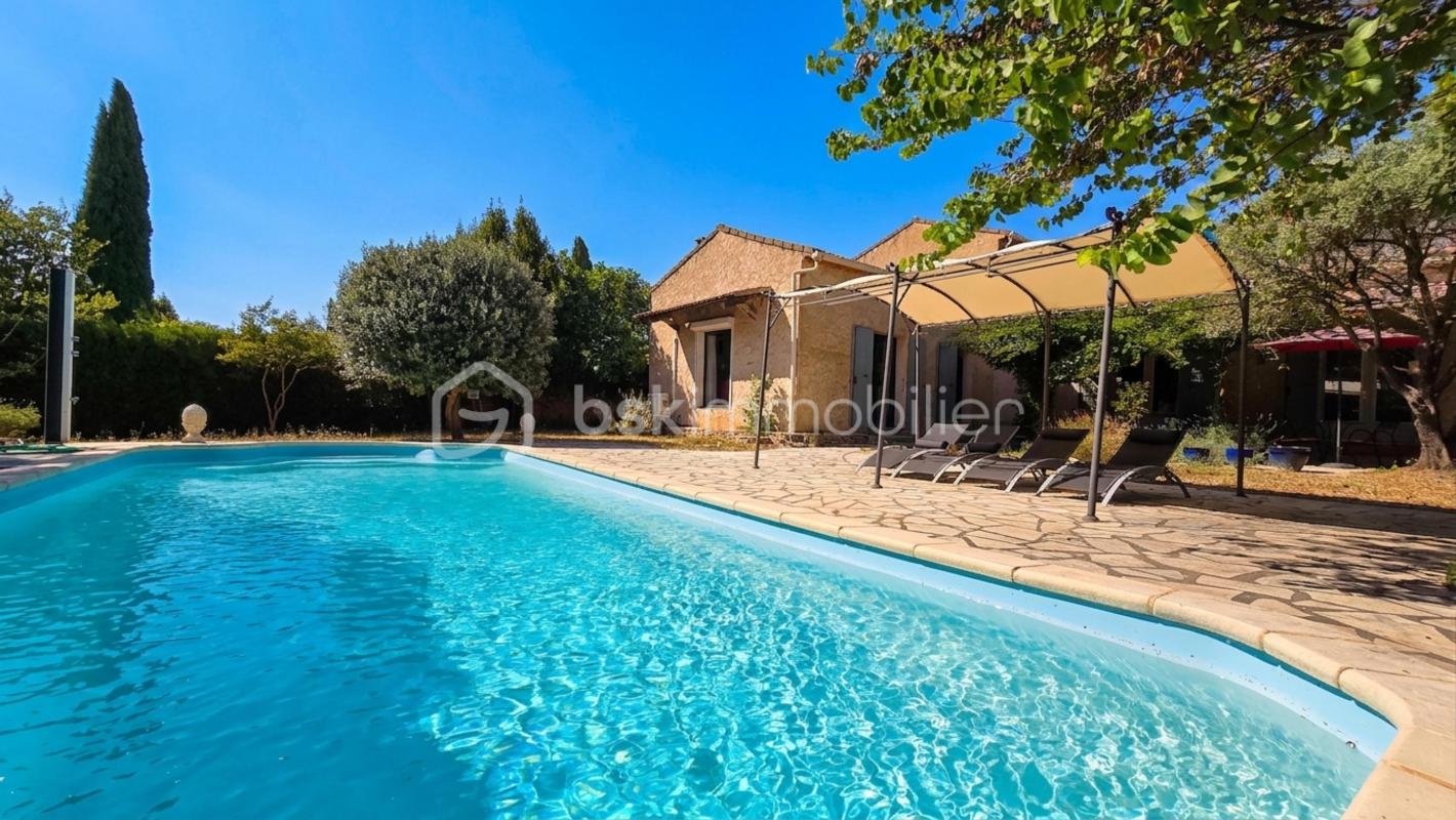 Villa de plain-pied avec piscine, panneaux solaires et jardin
