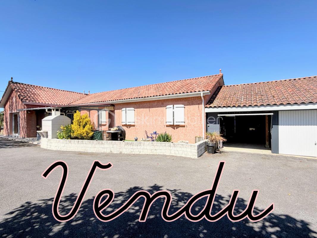 Maison de plain-pied,3 chambres, avec car-port et double garage et jardin ,au calme, dans un charmant village à seulement 15 minutes de Tarbes