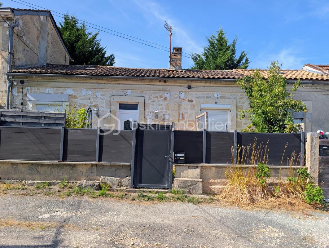 Maison en pierre avec cour, jardin, garage et parking – St-Yzan-de-Soudiac
