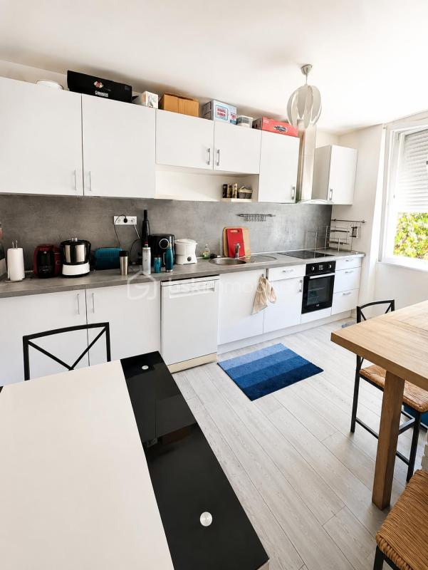 Maison en pierre avec cour, jardin, garage et parking – St-Yzan-de-Soudiac