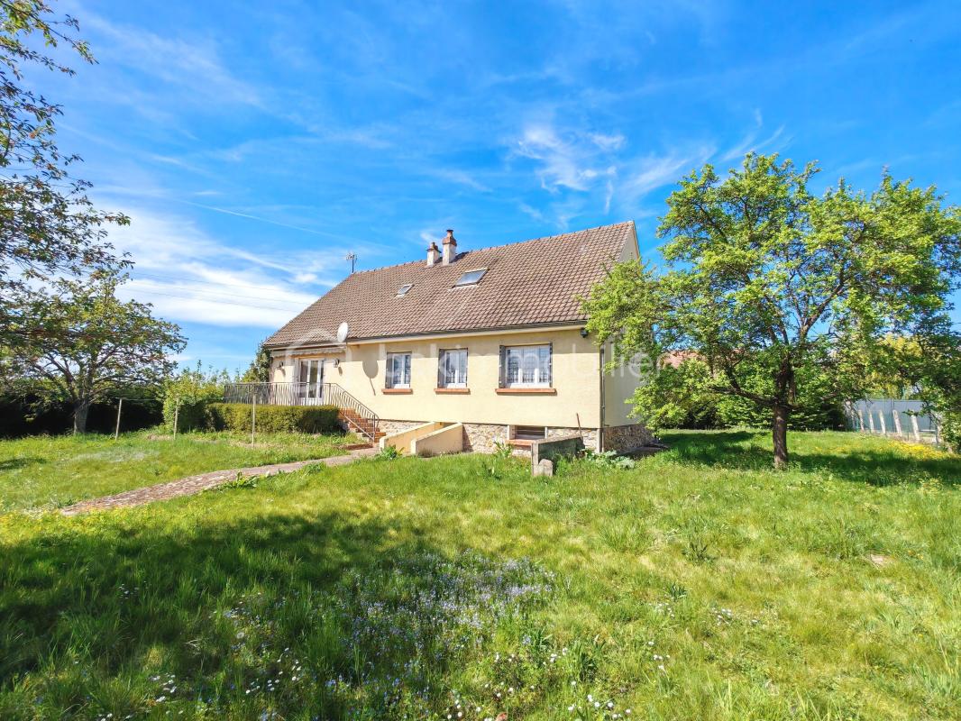 Charmante maison de 6 pièces avec balcon, jardin, sous-sol et 3 parkings à découvrir !