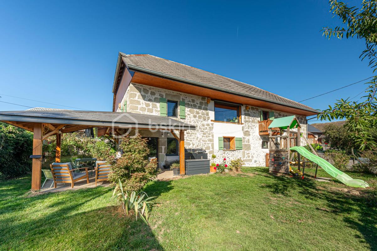 Magnifique bâtisse de caractère rénovée / Garage + Mezzanine et combles