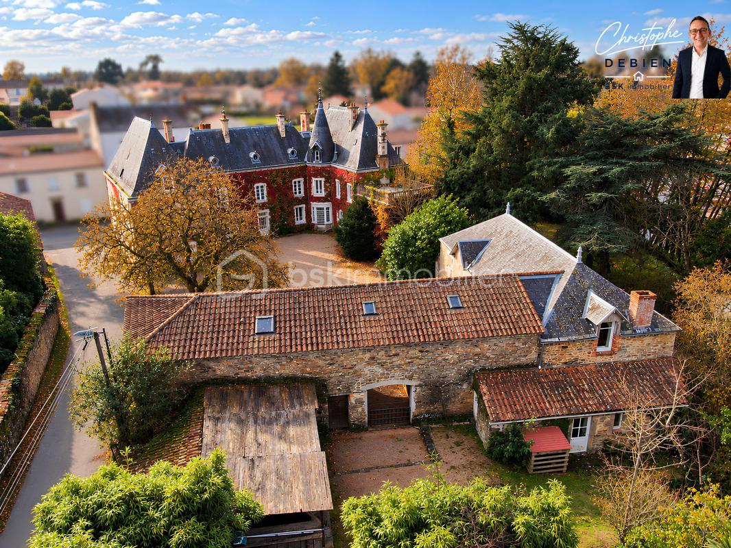 DEMEURE DE CARACTÈRE DU XIXᵉ SIÈCLE – 12 CHAMBRES – PLUS DE 800 M² DE BÂTIMENTS – PISCINE & POOL HOUSE – LA CHAIZE-LE-VICOMTE