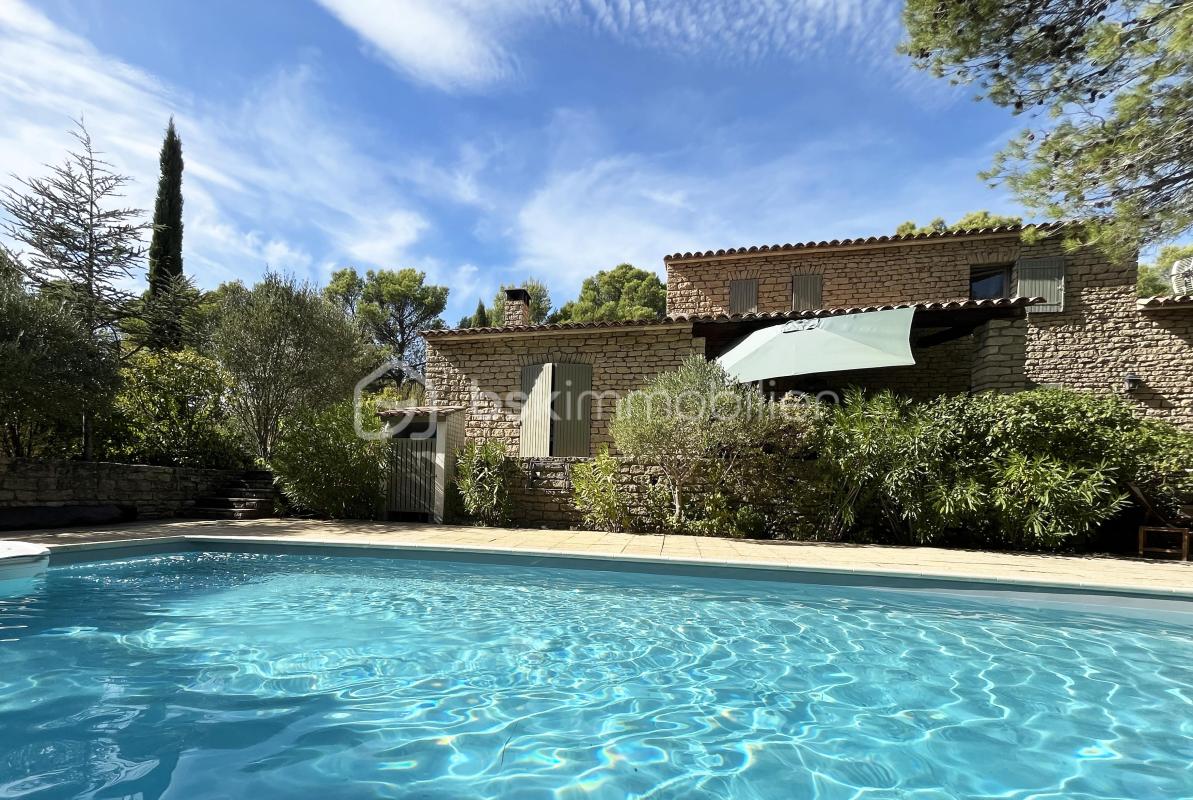 Proche Gordes – Maison en pierre de 174 m² avec piscine, au calme à Murs