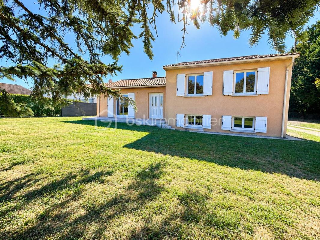 Maison familiale rénovée, 4 chambres, sous-sol et terrain de 2 030 m²