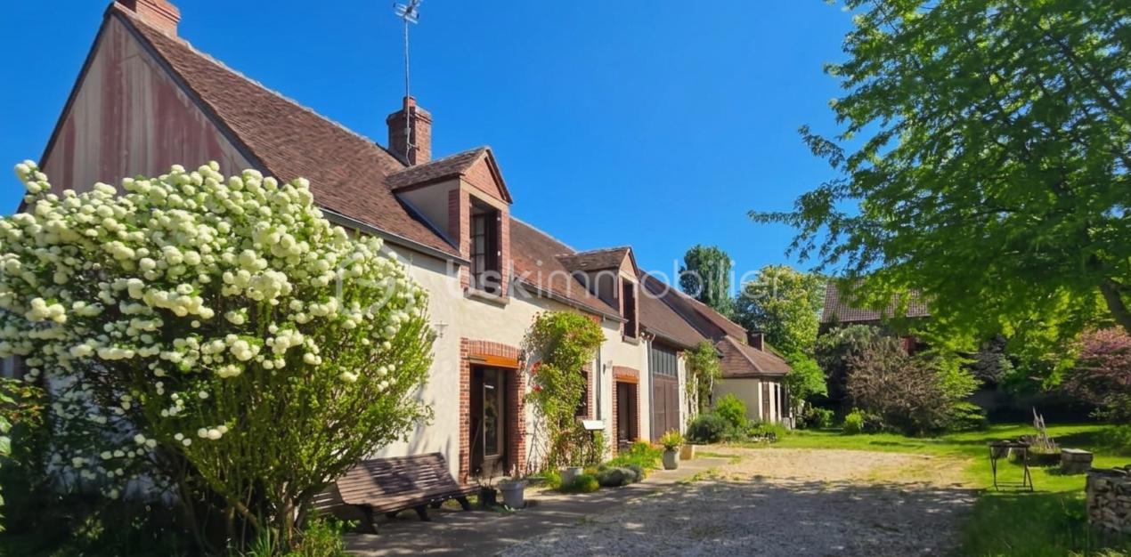 Charme de l’ancien et beaux volumes : maison familiale avec dépendance, garage et grand terrain clos