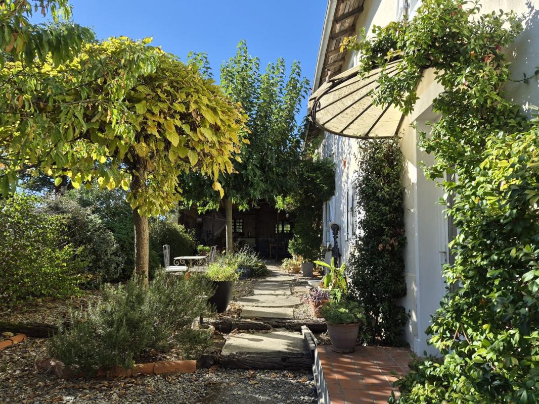For sale, Montaut (Gers) – Charming 3 bed cottage, summer terrace, above-ground pool, hot tub, pond