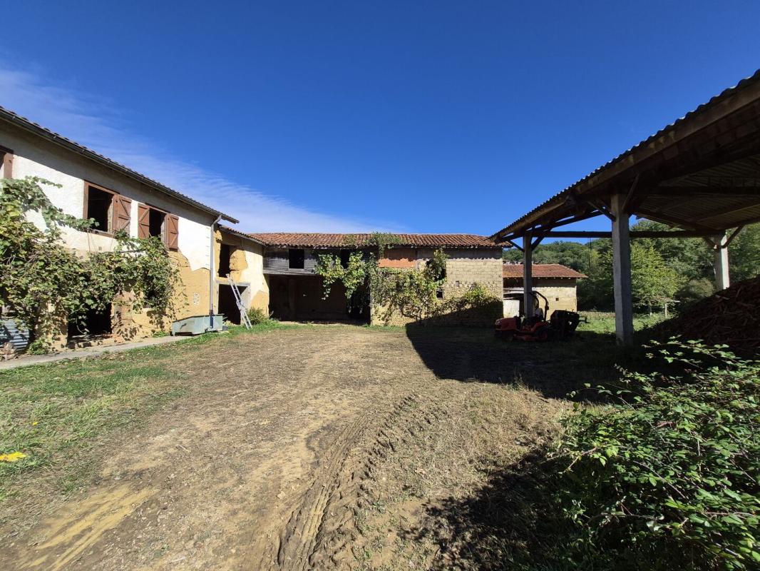 For sale, Galez (Hautes-Pyrénées) – Gascon farmhouse to renovate with barns, hangars, workshop set i