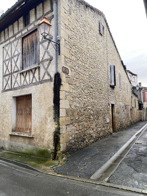 Petite maison a rénover. Centre ville Condom