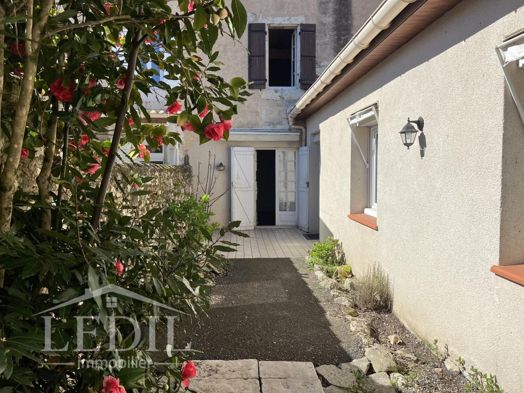 Immeuble avec jardinet et garage