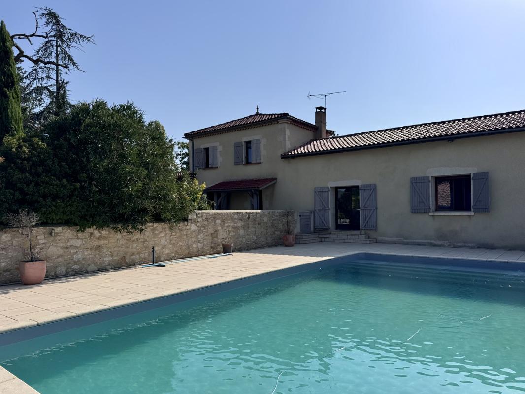 Maison en pierre rénovée avec piscine et vue