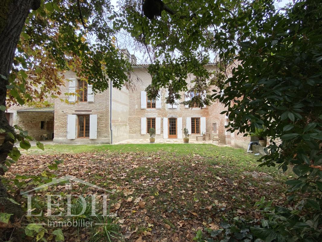 Propriété de caractère de 400 m² habitables avec piscine et dépendances aux portes d’Agen