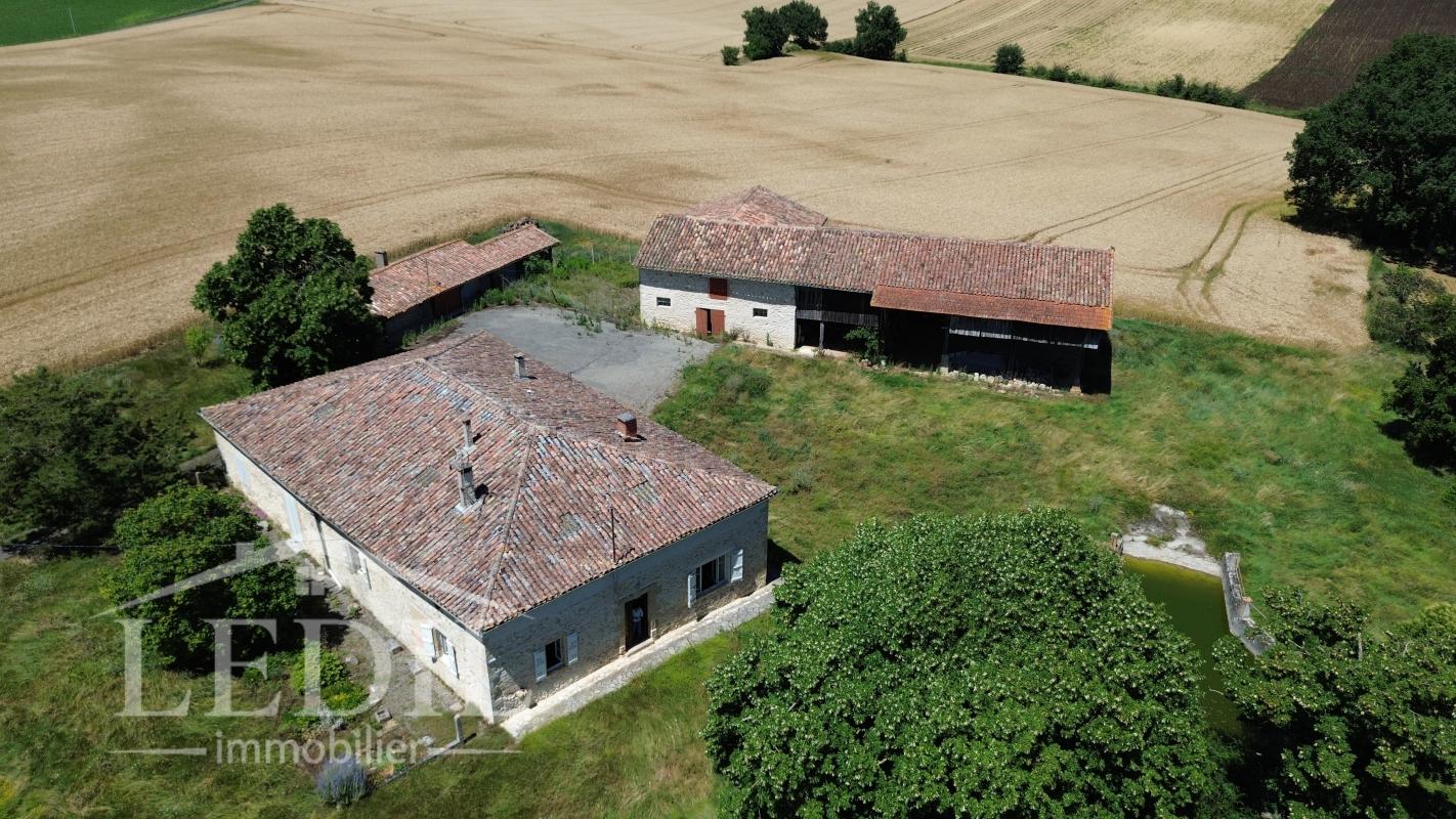 Corps de ferme en pierre avec vue panoramique sur la campagne gersoise et les Pyrénées