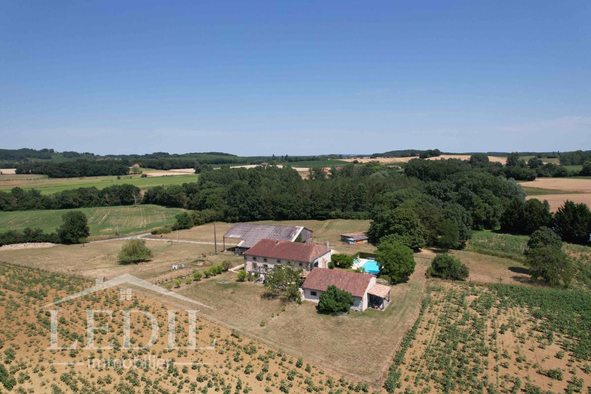 Propriété sans aucun voisin avec maison, gite, piscine et hangar