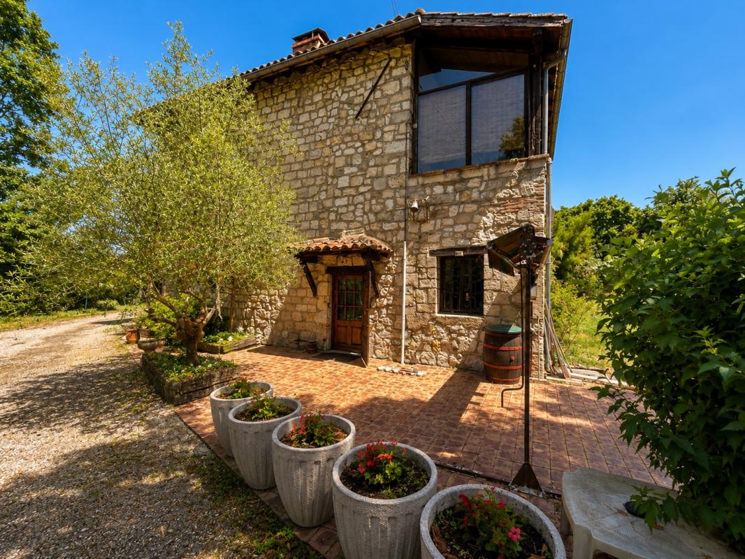 Maison en pierre avec grand terrain