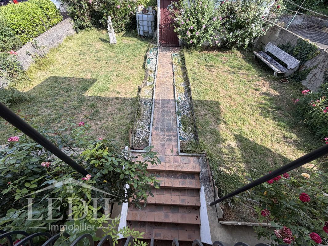 Maison de ville avec garage, terrasse et jardin