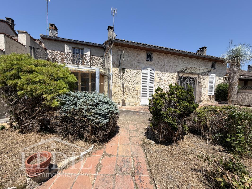 Belle demeure en ville av jardin, piscine, garage