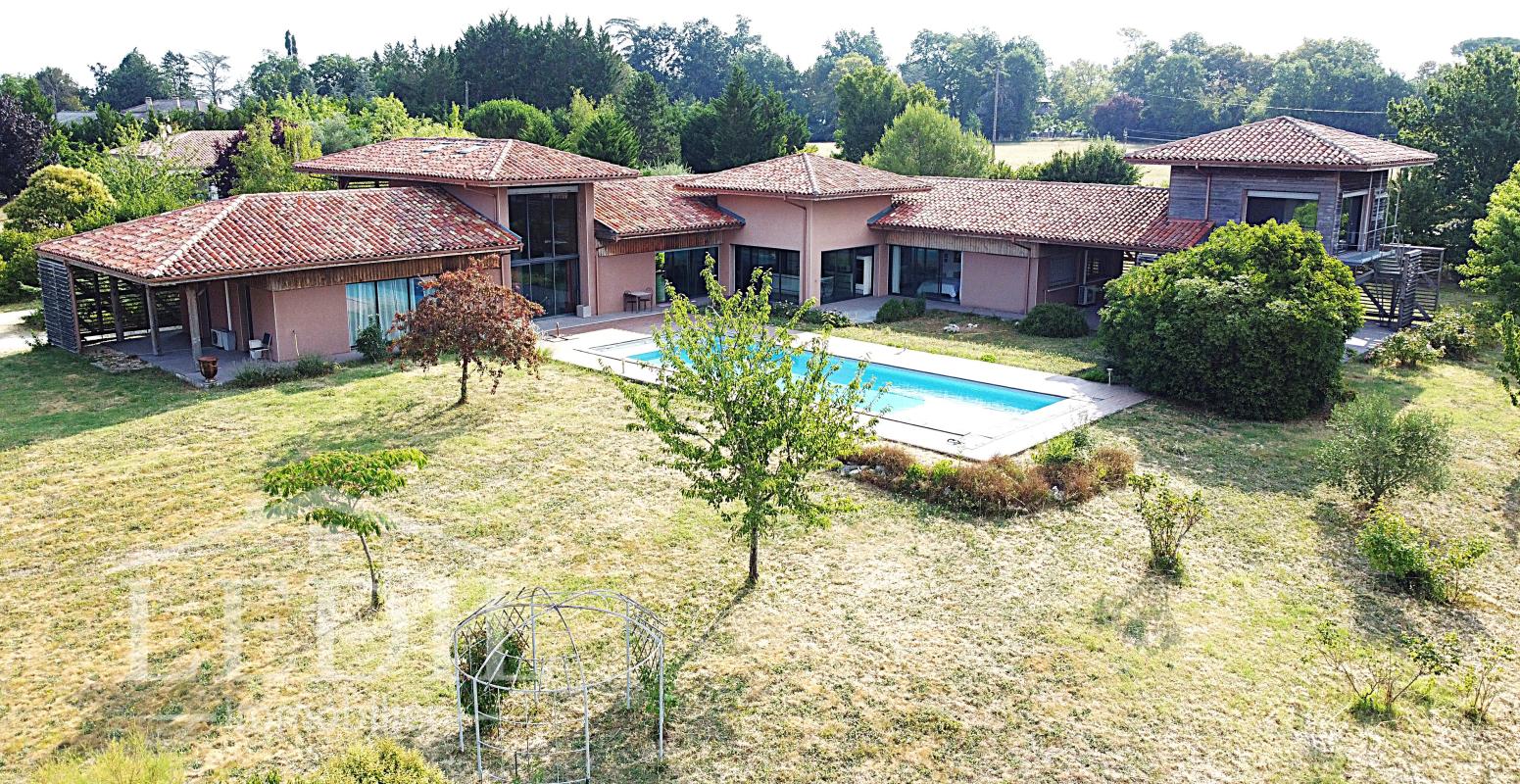Belle propriété av garage, piscine et terrain clos