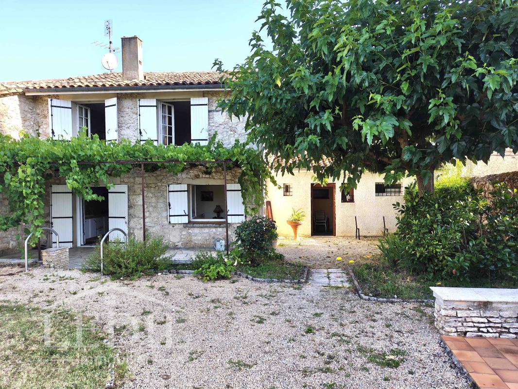 Maison de bourg avec 4 chambres, garage, jardin clôturé et potentiel