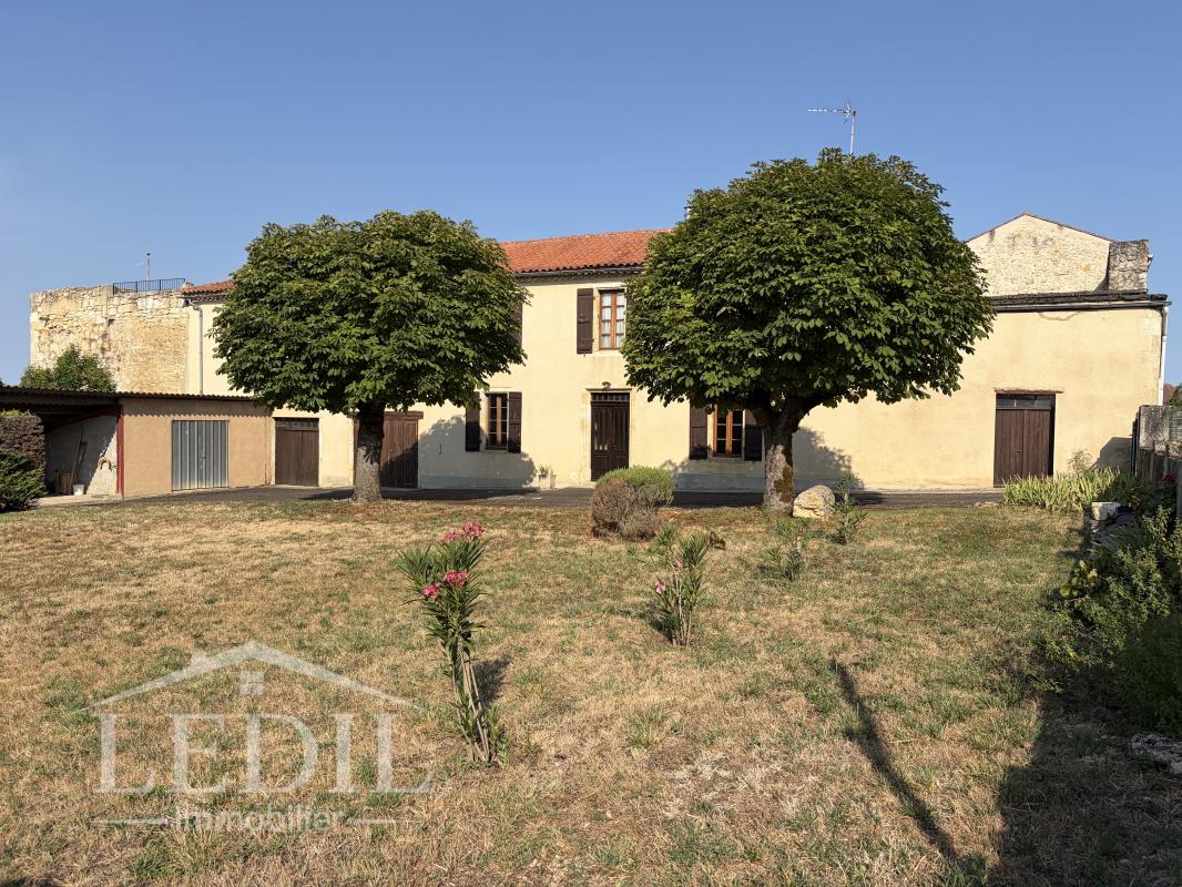 Maison de village avec dépendances et jardin