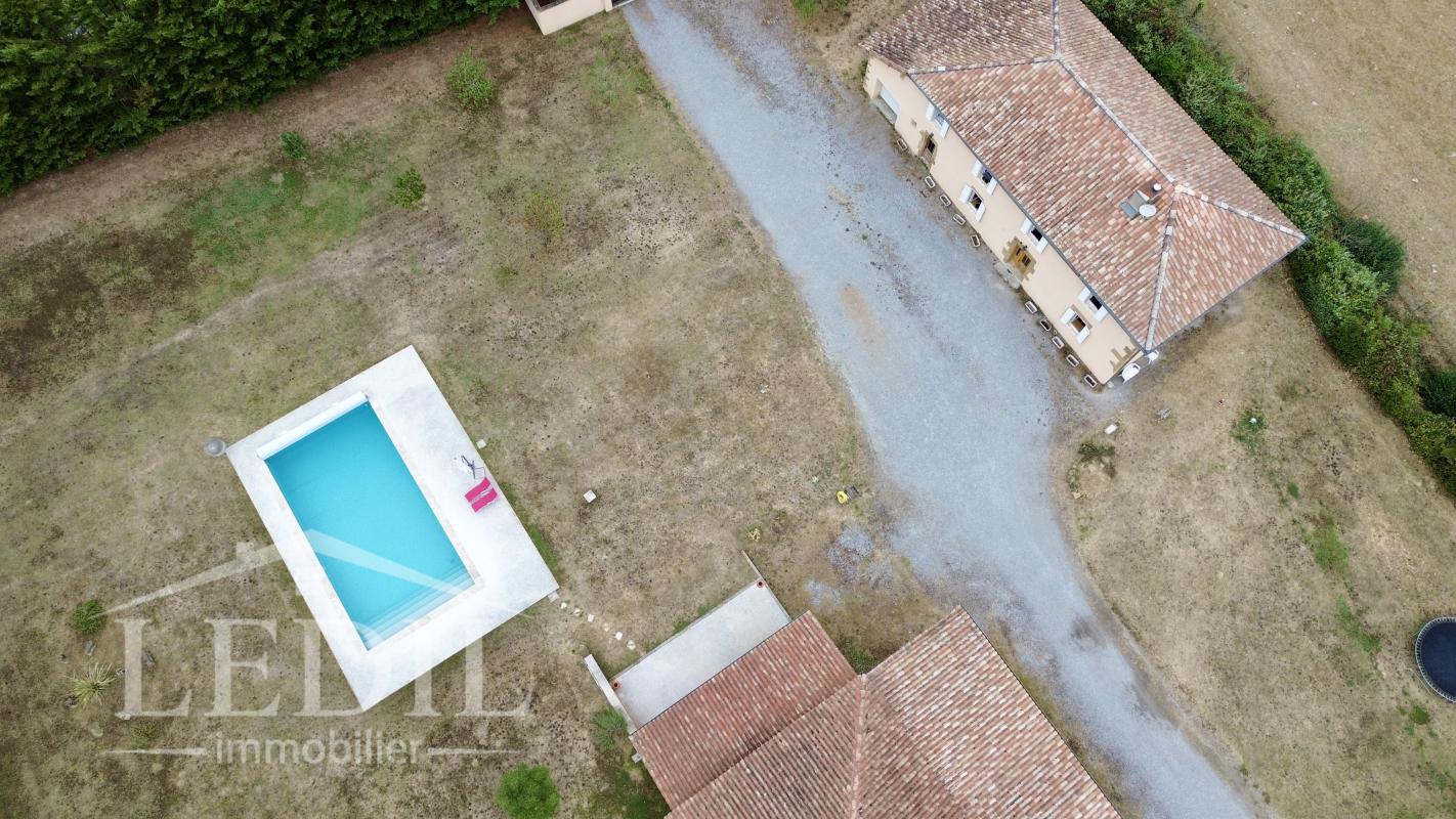 Corps de ferme rénové avec piscine et dépendance
