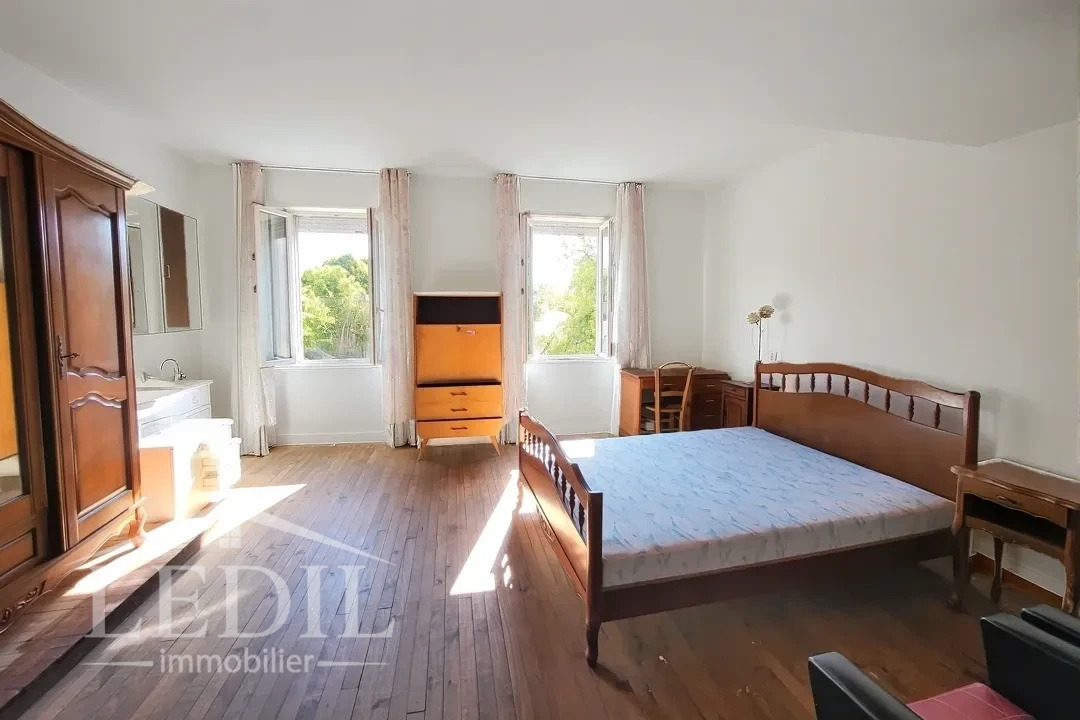 Maison en pierre avec jardin