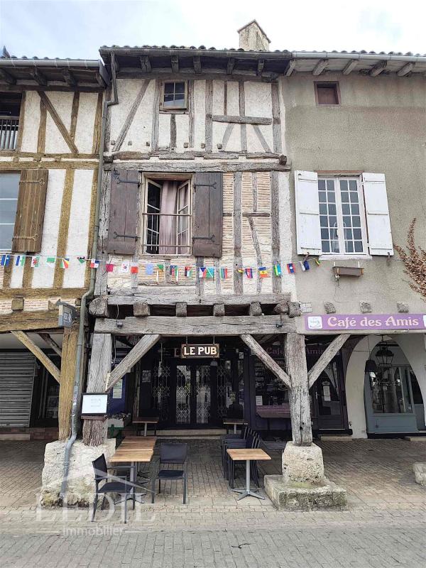Immeuble au coeur de la bastide d'Eymet avec commerce loué