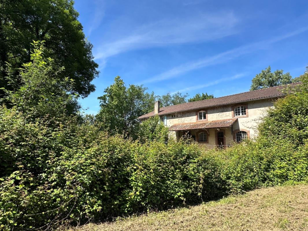 Ancien moulin au bord de la rivière avec habitation et gîte indépendant sur 7 hectares