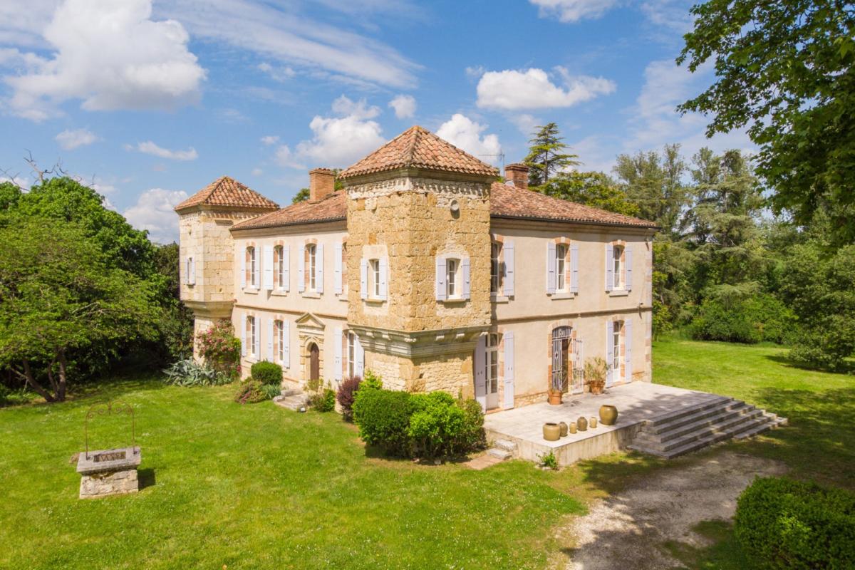Elégant château du XIIIème siècle sur 4,5 hectares de parc et de prairie