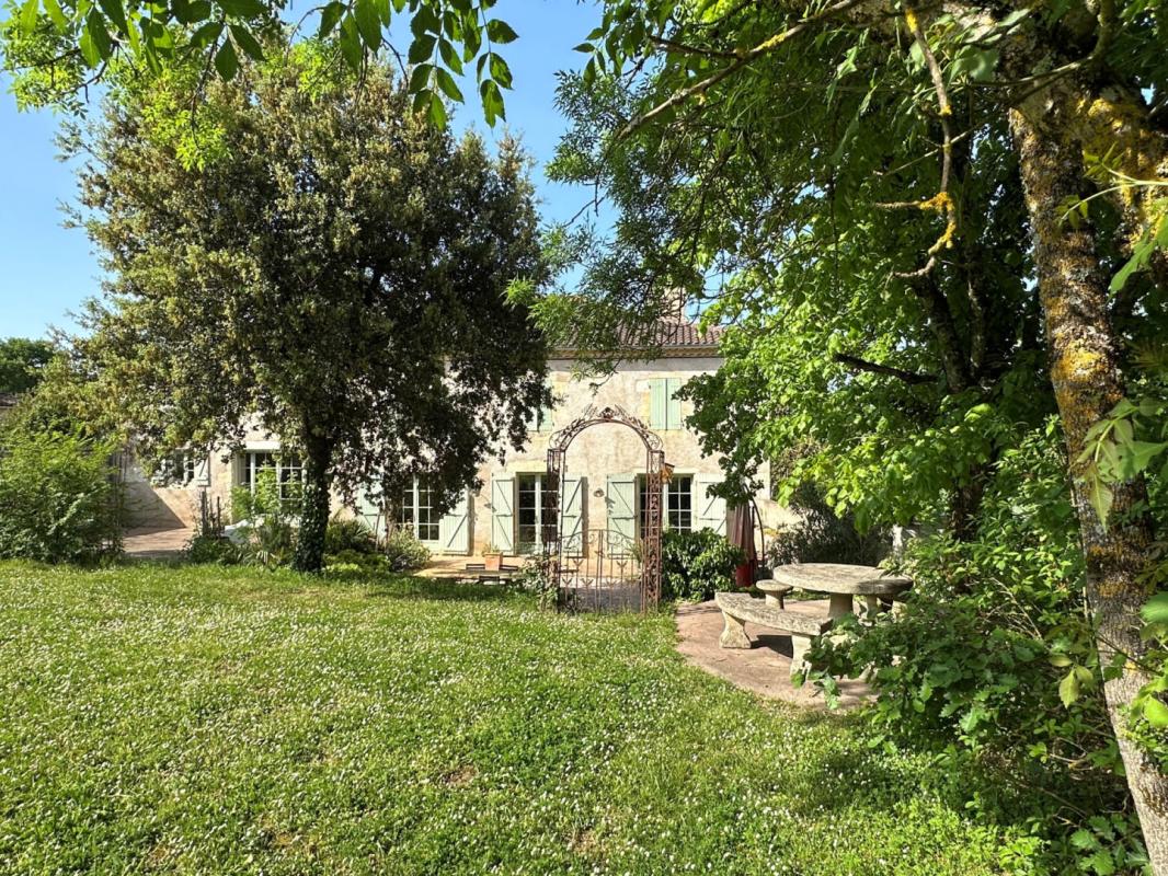 MAISON DE HAMEAU EN PIERRE AVEC PISCINE