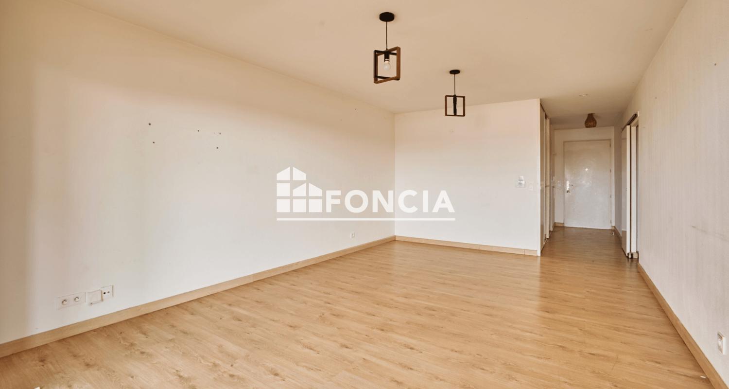 Spacieux et lumineux appartement trois pièces avec stationnement en sous-sol