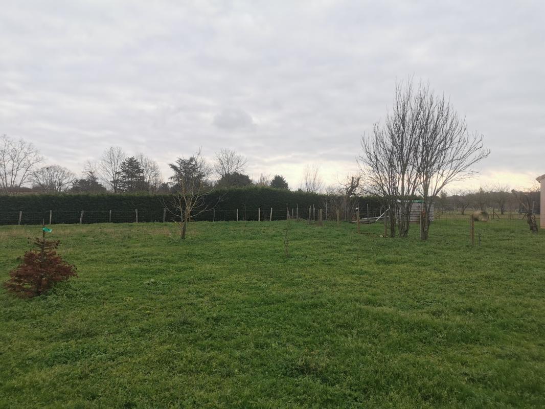 Terrain de 770m² à Saint Seurin sur L isle