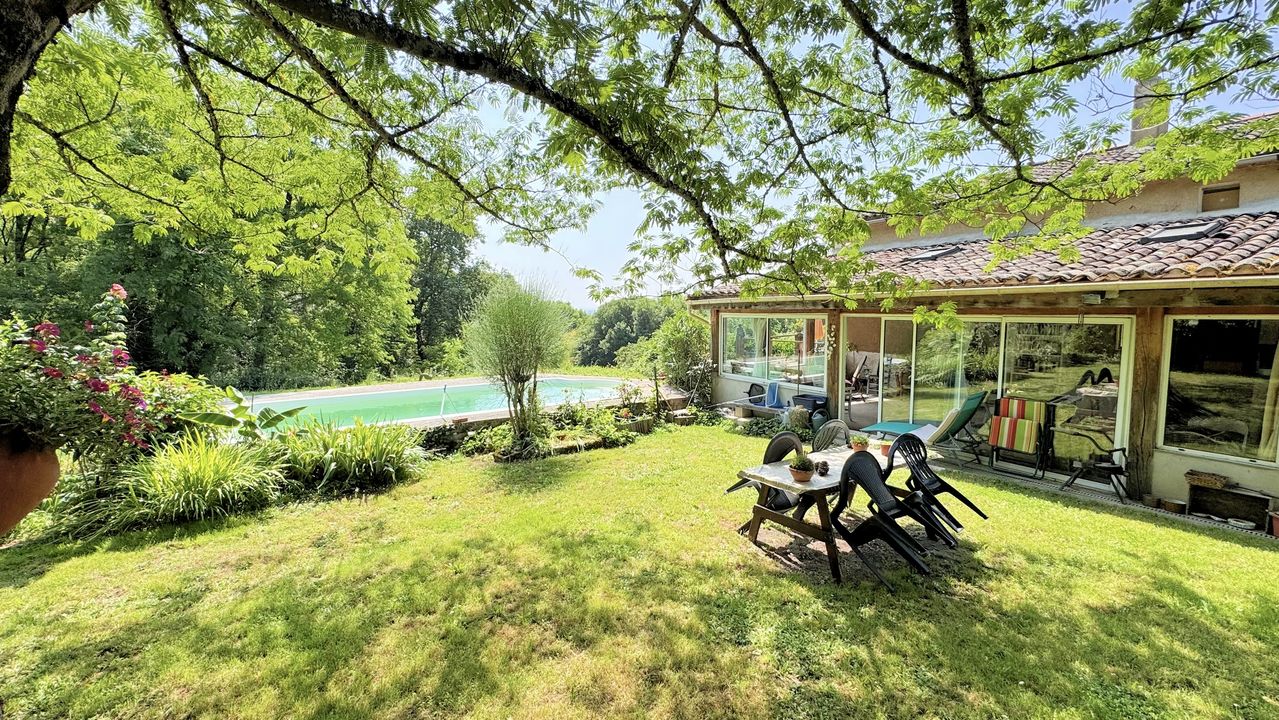 Maison en pierre avec piscine