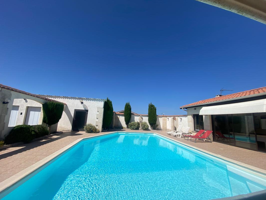 Maison de plain-pied de 225 m²- jardin-piscine