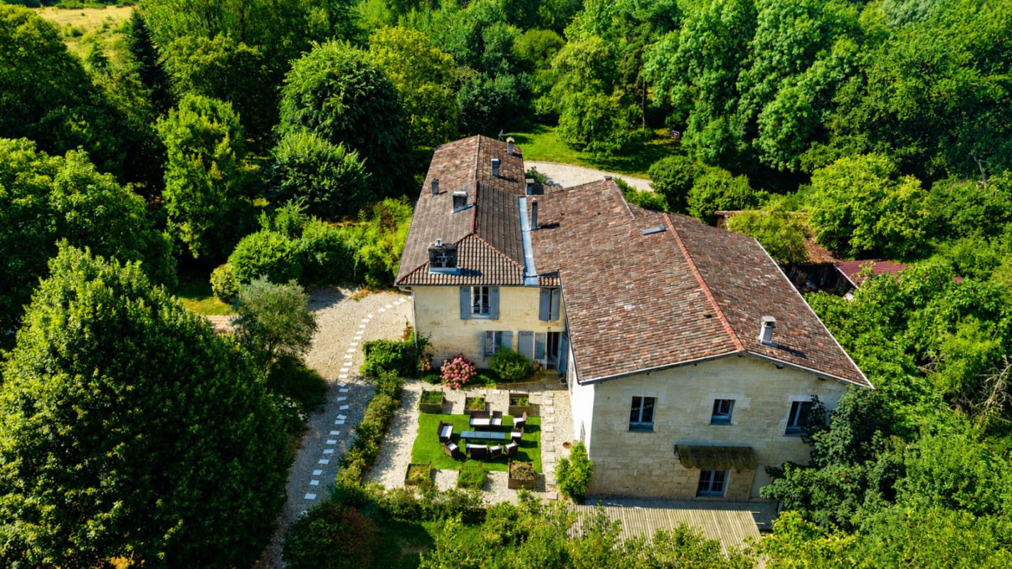 Propriété 438 m², piscine et parc arboré