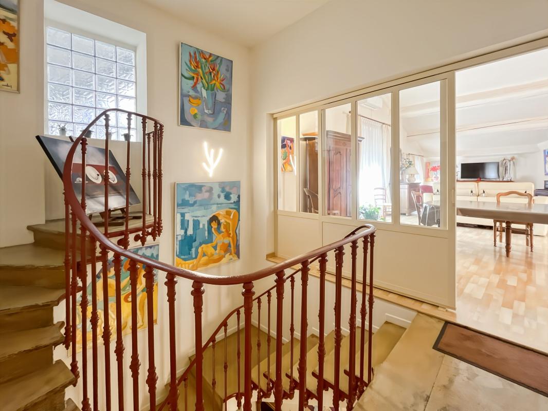 Maison atypique avec terrasse et stationnement – Béziers Centre - À Vendre