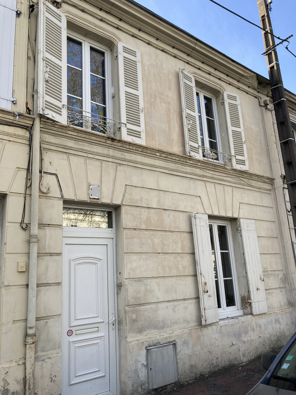 Dpt Charente Maritime (17), à vendre SAINTES maison P4 de 107 m² - Terrain de 111 m²