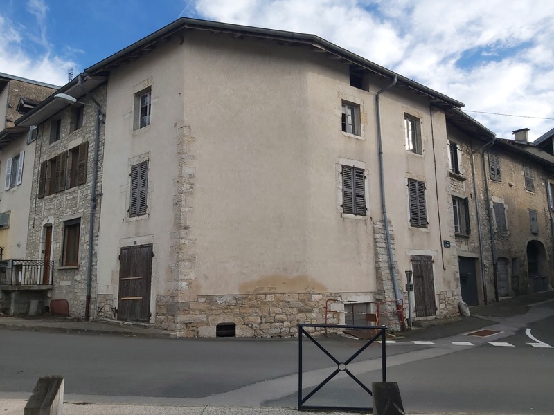 Dpt Jura (39), Au centre d'ARINTHOD maison à rénover