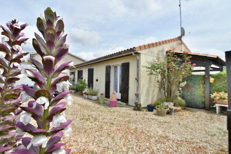 Dpt Charente (16), viager à vendre CHATEAUNEUF SUR CHARENTE Maison 4 pièces et jardin