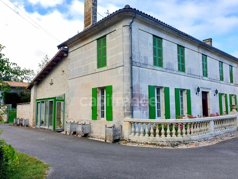 Dpt Charente (16), viager à vendre SAINT PALAIS DU NE maison 7 piéces - 5 chambres - dépendances - garage