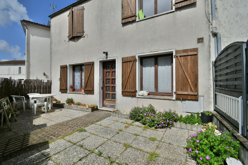 Dpt Charente Maritime (17), à vendre TONNAY BOUTONNE maison P3 de 114 m² - Terrain de 95,00 m²