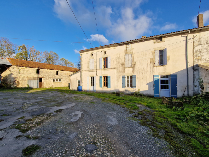 Dpt Charente Maritime (17), à vendre TONNAY CHARENTE proche maison P7 - terrain 2500 m² - dépendances
