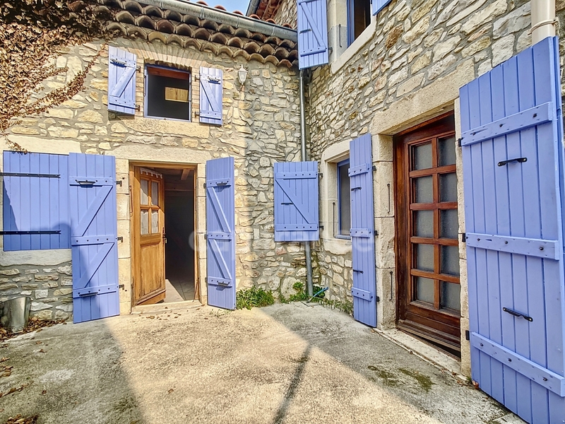 Dpt Drôme (26), à vendre proche de LA TOUCHE maison en pierre P5 mitoyenne, d'environ 110 m² habitables - 3 chambres spacieuses avec cour
